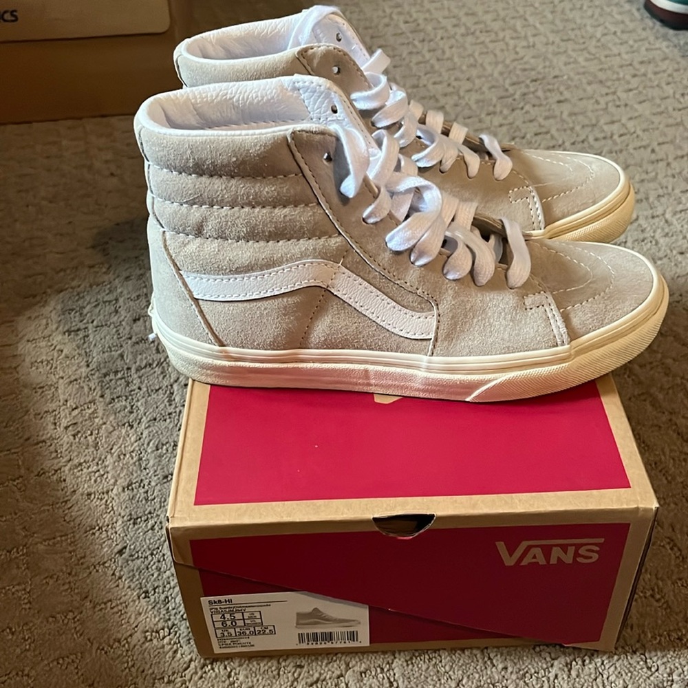 Vans Sk8-Hi Women’s size 6, Men size 4.5. Pig Suede Oatmeal Snow White Cream